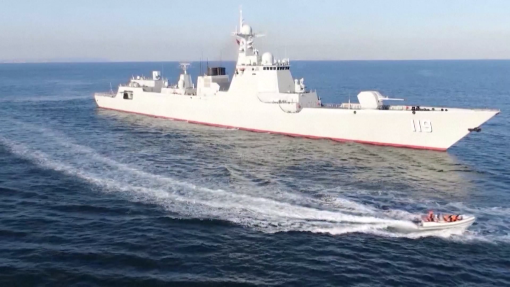 贵阳舰开展多课目全要素实弹射击训练