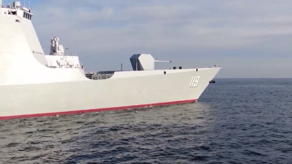 贵阳舰开展多课目全要素实弹射击训练