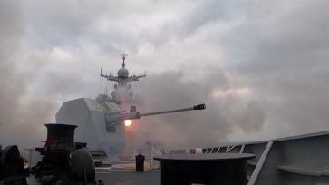 贵阳舰开展多课目全要素实弹射击训练