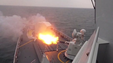 贵阳舰开展多课目全要素实弹射击训练