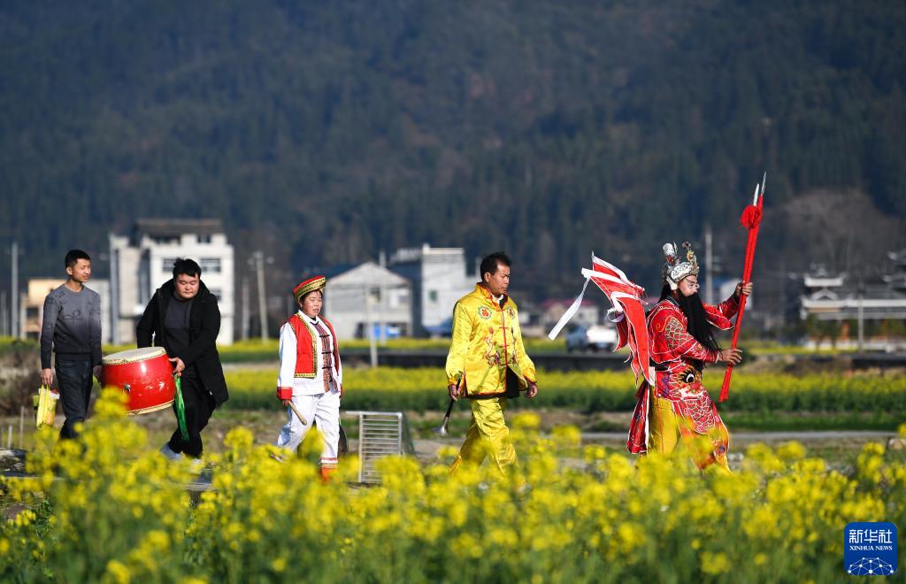 侗戏班送戏下乡 丰富乡村文化生活