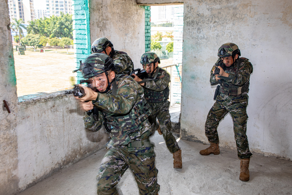 广西北海：武警特战队员开展多课目综合演练