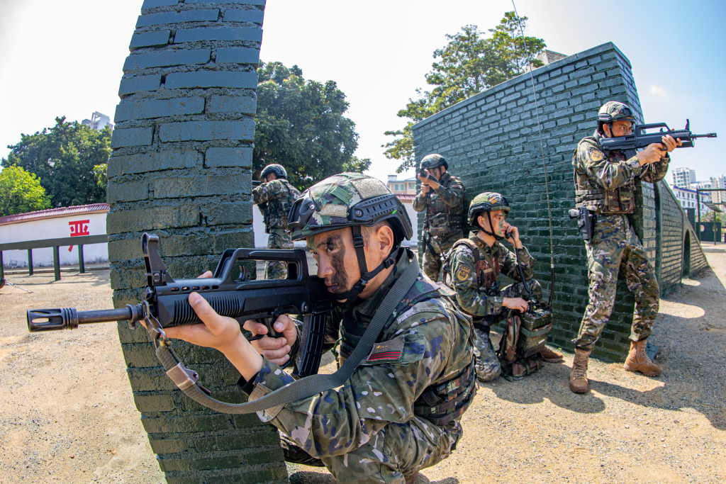 广西北海：武警特战队员开展多课目综合演练