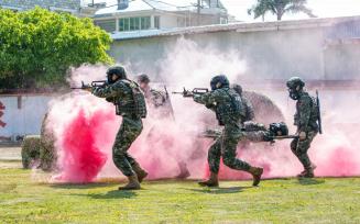 广西北海：武警特战队员开展多课目综合演练