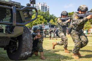 广西北海：武警特战队员开展多课目综合演练