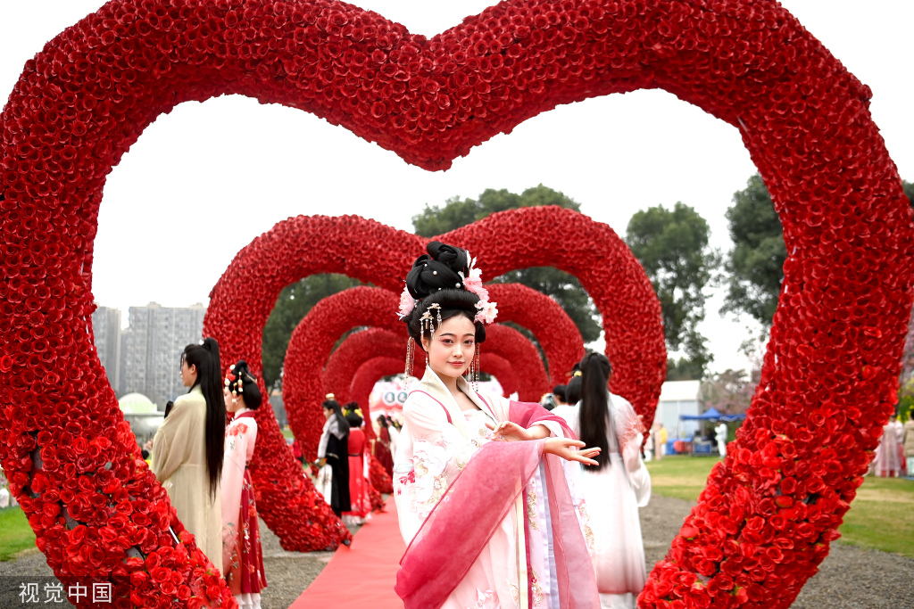 成都：第二届国潮花朝季汉服巡游活动举行