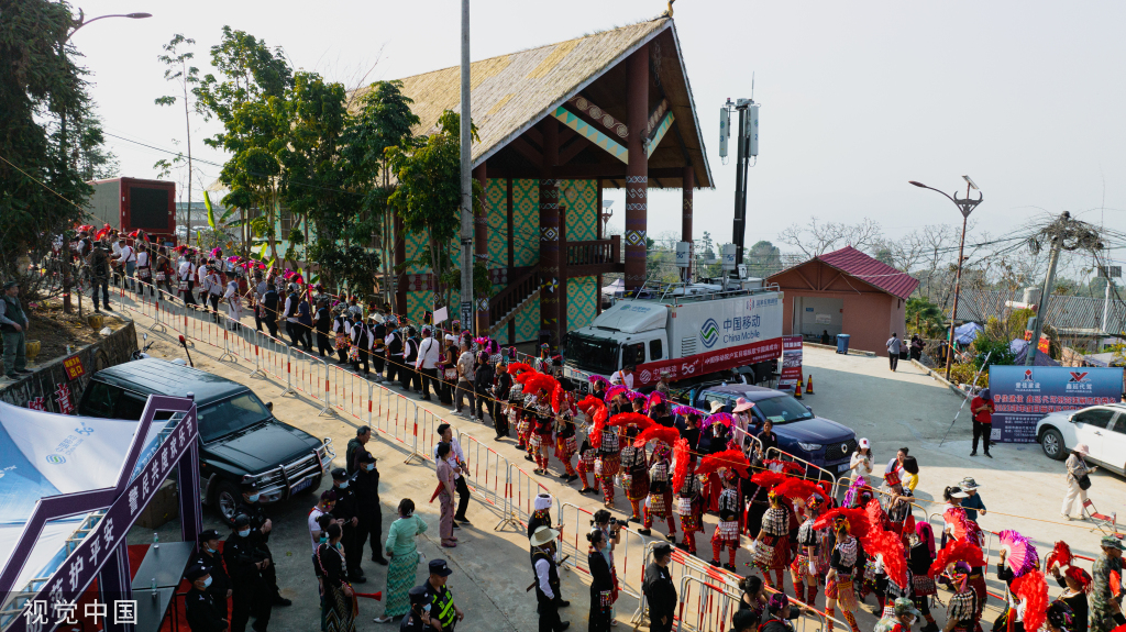 云南瑞丽举办目瑙纵歌节 景颇族同胞与游客载歌载舞