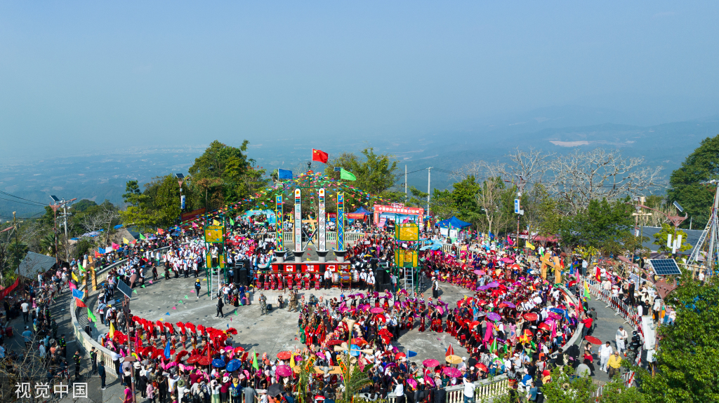 云南瑞丽举办目瑙纵歌节 景颇族同胞与游客载歌载舞