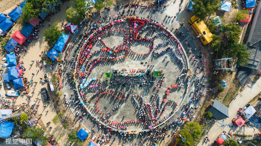 云南瑞丽举办目瑙纵歌节 景颇族同胞与游客载歌载舞
