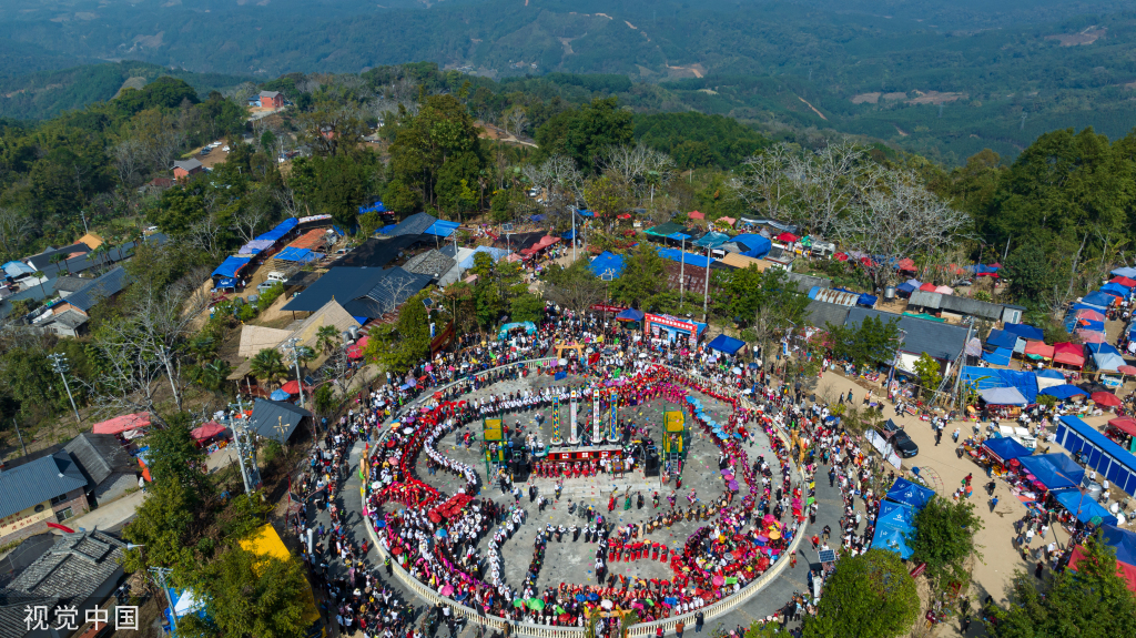 云南瑞丽举办目瑙纵歌节 景颇族同胞与游客载歌载舞