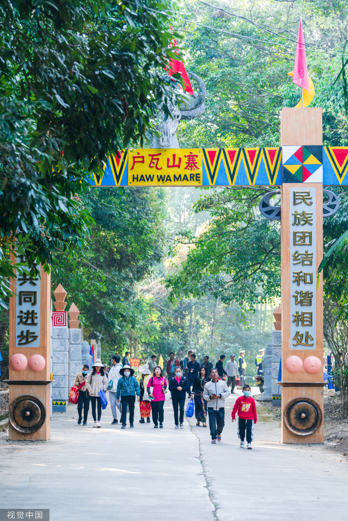 云南瑞丽举办目瑙纵歌节 景颇族同胞与游客载歌载舞