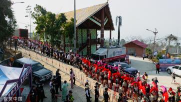 云南瑞丽举办目瑙纵歌节 景颇族同胞与游客载歌载舞
