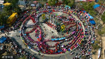 云南瑞丽举办目瑙纵歌节 景颇族同胞与游客载歌载舞