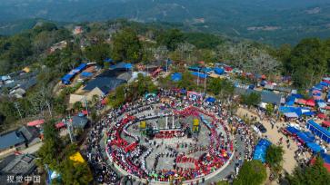 云南瑞丽举办目瑙纵歌节 景颇族同胞与游客载歌载舞