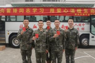 南宁：学雷锋日将至 武警官兵献血传递爱心