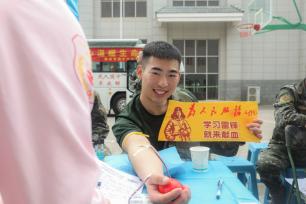南宁：学雷锋日将至 武警官兵献血传递爱心