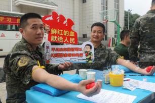 南宁：学雷锋日将至 武警官兵献血传递爱心