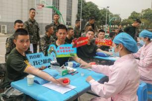 南宁：学雷锋日将至 武警官兵献血传递爱心