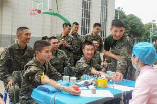 南宁：学雷锋日将至 武警官兵献血传递爱心