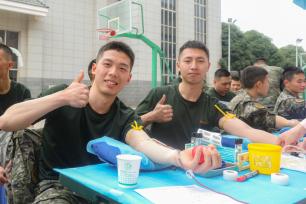 南宁：学雷锋日将至 武警官兵献血传递爱心