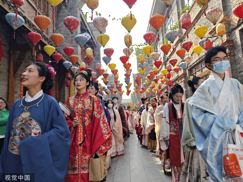 武汉千人汉服巡游 花朝节开幕首日游人如织