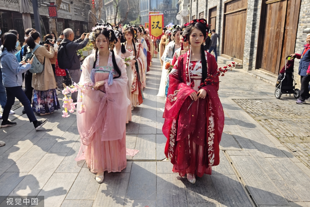 武汉千人汉服巡游 花朝节开幕首日游人如织