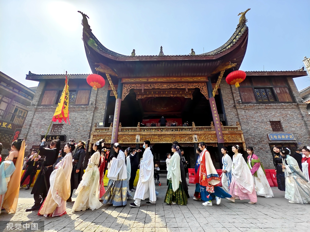 武汉千人汉服巡游 花朝节开幕首日游人如织