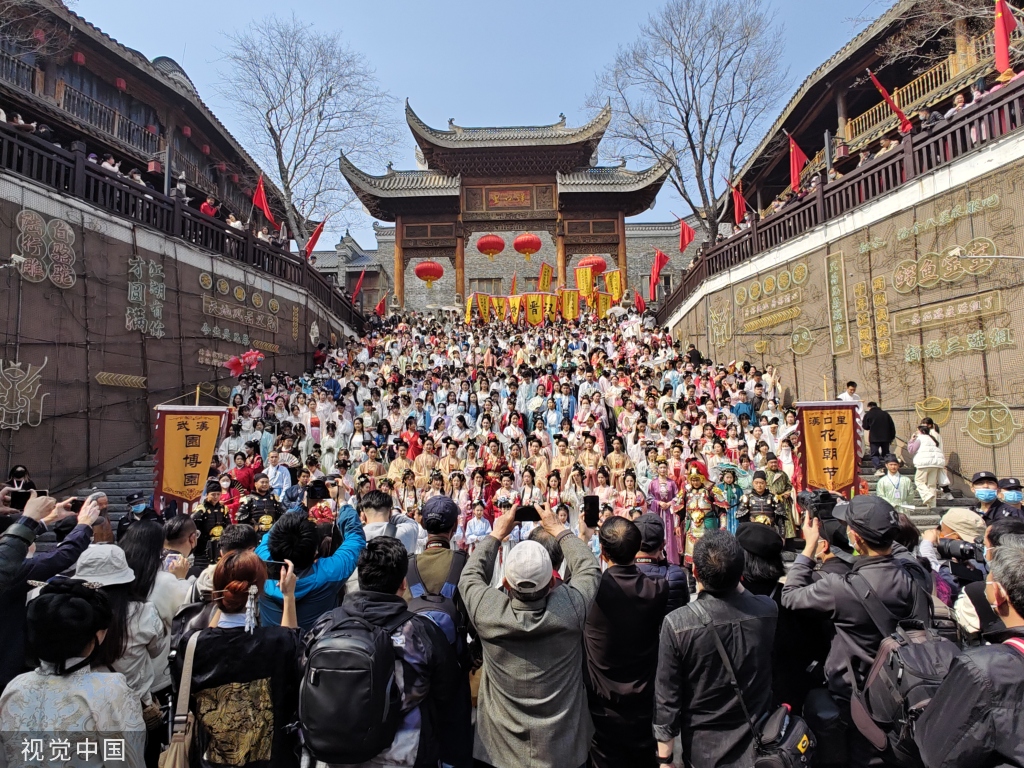 武汉千人汉服巡游 花朝节开幕首日游人如织