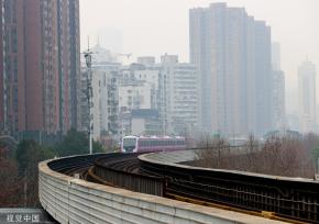 武汉“樱花地铁专列”上线 市民体验梦幻之旅