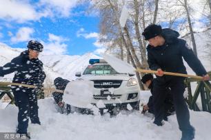 新疆阿勒泰：3月边境风雪依旧 民警踏雪巡边