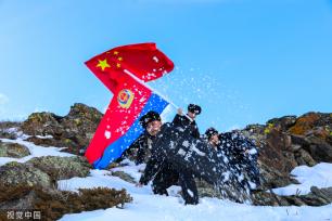新疆阿勒泰：3月边境风雪依旧 民警踏雪巡边