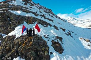 新疆阿勒泰：3月边境风雪依旧 民警踏雪巡边