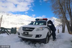 新疆阿勒泰：3月边境风雪依旧 民警踏雪巡边