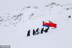 新疆阿勒泰：3月边境风雪依旧 民警踏雪巡边