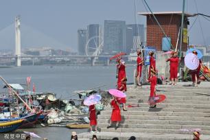 福建泉州：游客体验非遗蟳埔女服饰文化