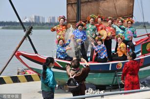 福建泉州：游客体验非遗蟳埔女服饰文化