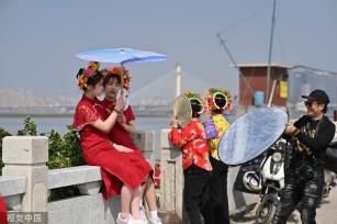 福建泉州：游客体验非遗蟳埔女服饰文化