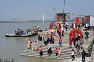 福建泉州：游客体验非遗蟳埔女服饰文化