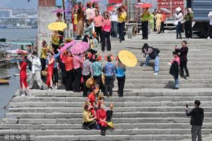 福建泉州：游客体验非遗蟳埔女服饰文化