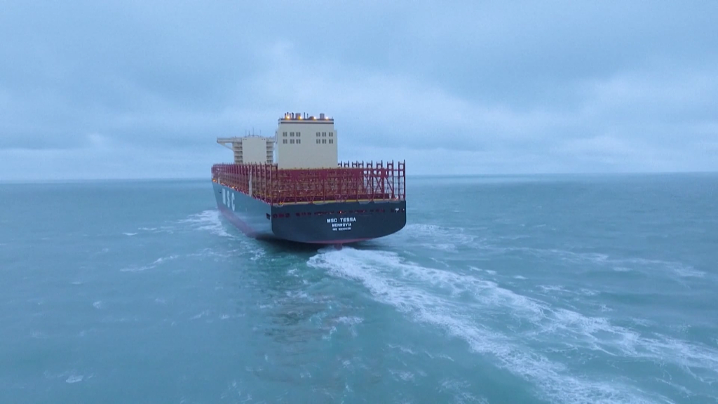 全球最大级别集装箱船在上海交付