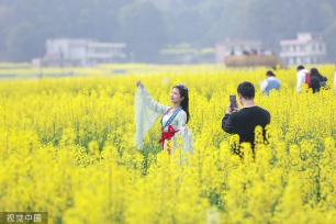 湖南衡阳：乡村举行油菜花节 游客赏金黄花海