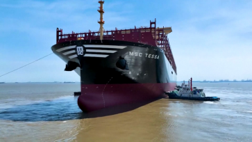 全球最大级别集装箱船在上海交付