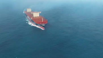 全球最大级别集装箱船在上海交付