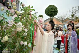 南宁举行花朝节活动 百余汉服爱好者走秀