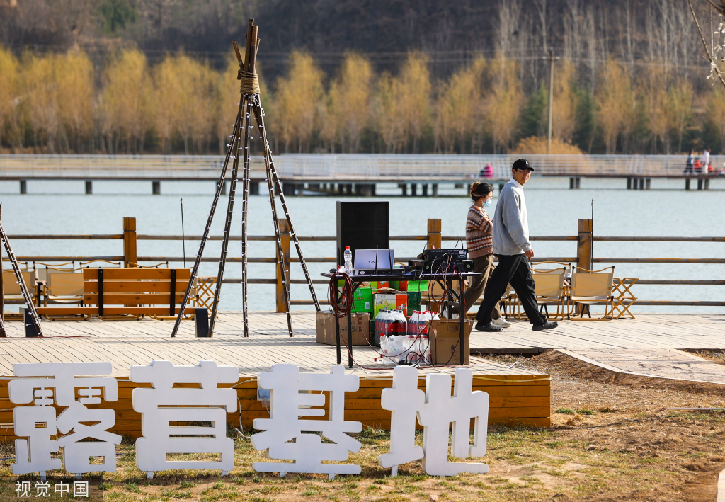 河南三门峡：市民黄河岸边露营地休闲娱乐