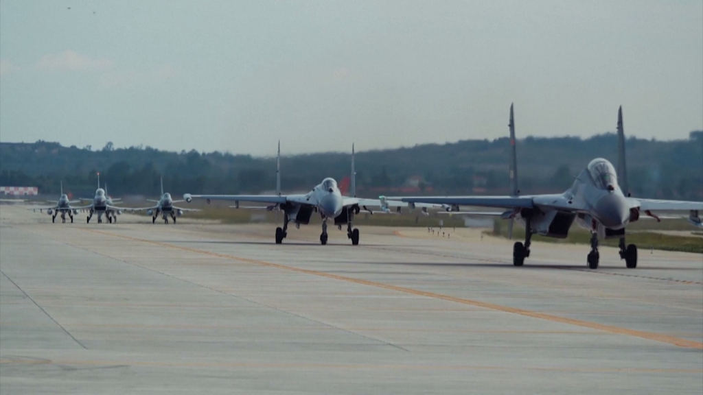 
南京各大医院黄牛代挂号电话票贩子号贩子网上预约挂号,住院检查加快,我国首批歼-11B战机女飞行学员顺利单飞