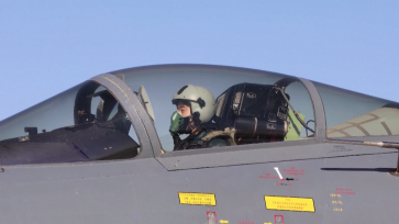 我国首批歼-11B战机女飞行学员顺利单飞