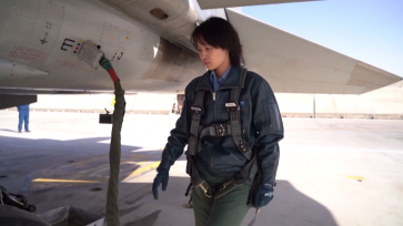 我国首批歼-11B战机女飞行学员顺利单飞