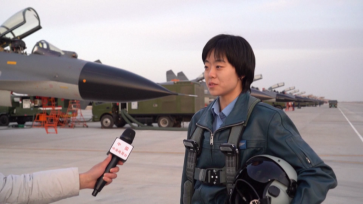 我国首批歼-11B战机女飞行学员顺利单飞