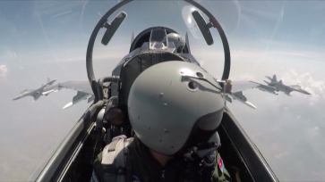 我国首批歼-11B战机女飞行学员顺利单飞